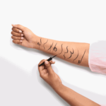 ⁦كحل سائل ديب 24 ساعة لونج لاستينج مقاوم للماء من ايسنس - 01 بلاك⁩ - الصورة ⁦5⁩